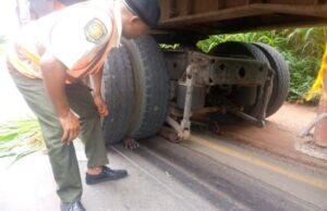 How Unidentified Man Was Crushed To Death In Ogun By Truck ...the yet to be identified man...under the truck...
