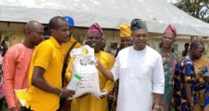 Day Sheriff Adeojo Gave Out Agricultural Inputs To Ido Farmers