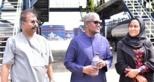 Marketers Insist On Direct Petrol Purchase From Dangote Refinery L-R: Vice President, Oil & Gas, Dangote Industries Limited, Devakumar Edwin; President/CE, Dangote Industries Limited, Aliko Dangote, holding a sample of refined PMS; Group Executive Director, Commercial Operations, Dangote Industries Limited, Fatima Aliko Dangote during the unveiling of the first output of the Premium Motor Spirit (PMS) product (Petrol), from the Dangote Petroleum Refinery, Lekki Lagos on Tuesday, September 3, 2024…