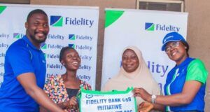 Prayers As Fidelity Bank Plc Donates Maternity Kits To Pregnant Women In Lagos L-R: Mr. Tukwasi Onyechi, Class President, Crestcore Inductees Class, Fidelity Bank Plc; one of the beneficiaries; Dr. Oredein, Medical Officer of Health for Yaba Local Council Development Area (LCDA); and Mrs. Victoria Abuka, Team Lead, Corporate Social Responsibility, Fidelity Bank Plc; at the donation of maternity kits to pregnant women in Aiyetoro, Yaba Local Council Development Area (LCDA) of Lagos State recently…