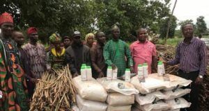 Saki West, Other LG Chairmen Laud Makinde As Farmers Receive Farm Inputs
