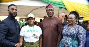 Makinde Reveals How His Daughter Was Bullied During NYSC Orientation Program In Lagos …Oyo State Governor, Seyi Makinde (second right); representative of Lagos State Governor and Commissioner for Youth and Social Development, Mr Mobolaji Ogunlende (second left); Lagos State Coordinator, National Youth Service Corps (NYSC), Mrs Yetunde Baderinwa (right) and daughter of Oyo State Governor, Tobi Makinde, during the NYSC 2024 Batch B Stream 2 Orientation Camp closing ceremony, held at NYSC Temporary Orientation Camp, Agege, Lagos…