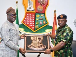 …Oyo State Governor, Engineer Seyi Makinde (left) presenting souvenir to Air Officer Commanding Logistics Command, Nigerian Air Force, Ikeja, Lagos, Air Vice Marshal Kolade Ademuwagun, during the courtesy visit on Monday…