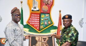 Makinde Pushes For Expansion Of Nigerian Air Force’s Operations in Oyo …Oyo State Governor, Engineer Seyi Makinde (left) presenting souvenir to Air Officer Commanding Logistics Command, Nigerian Air Force, Ikeja, Lagos, Air Vice Marshal Kolade Ademuwagun, during the courtesy visit on Monday…