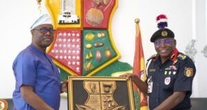 Photo: Makinde Hosts NSCDC Commandant General In Ibadan …Oyo State Governor, Seyi Makinde (left); presenting a gift to the Commandant General, Nigeria Security and Civil Defense Corps, Dr Ahmed Abubakar Audi…