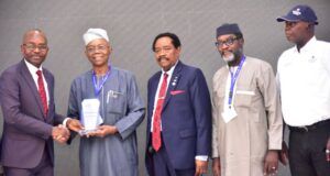 LCCI Hails Dangote, Says He’s A Pillar Of Strength For Nigeria’s Industrial Growth …Director, Depot and Logistics, Dangote Cement Plc, Dolapo Alli (left), receiving the Sponsorship award from the President, Lagos Chamber of Commerce and Industry (LCCI), Gabriel Idahosa (2nd left); Former President, Lagos Chamber of Commerce and Industry (LCCI), Michael Olawale-Cole (3rd left); Chairman, Trade Promotion Board, Lagos Chamber of Commerce and Industry (LCCI), Prince Abimbola Olashore (2nd right) and Deputy Regional Sales Director (Lagos), Dangote Cement Plc, Bosun Jinadu, during the Dangote Industries’ Special Day at Lagos International Trade Fair, in Lagos…