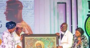 Photo: When Sanwo-Olu Hosted CJN Kekere-Ekun, Husband In Lagos L-R: Chief Justice of Nigeria (CJN), Chief Justice Kudirat Kekere-Ekun and her husband, Mr. Akin Kekere-Ekun receiving a portraiture of the CJN from Governor of Lagos State, Mr. Babajide Sanwo-Olu and the First Lady, Dr. (Mrs) Ibijoke Sanwo-Olu at the event over the weekend…