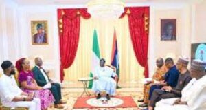Nigerians In Súàrá Sòbó Bus By Dr Festus Adedayo ...President Bola Tinubu and others during the Presidential Media Chat...