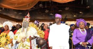 Glamour At Its Best As Makinde’s Govt Hosts Coronation Of Alaafin Of Oyo Oyo State Governor, Seyi Makinde (second right); his wife, Tamunominini (right); the new Alaafin of Oyo, Oba Abimbola Owoade and his wife, Ayaba Abiwumi...at the event...