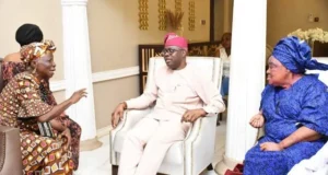 Our Plan Is To Give Olunloyo Befitting State Burial – Makinde Oyo State governor, 'Seyi Makinde (middle); widow, Mrs Aderonke Olunloyo (right) and sister of the deceased, Mrs Adebisi Apanpa, during the governor's condolence visit Olunloyo Family…on Tuesday…