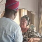 Sir Arc Muyiwa Ige being welcomed into The Olunloyo home by Chief Mrs Aderonke Olunloyo