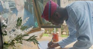 Photos: Muyiwa Ige Pays Symbolic Condolence Visit To Omololu Olunloyo’s Home Sir (Arc) Muyiwa Ige...signing the condolence register at the home of Dr Omololu Olunloyo on Sunday...