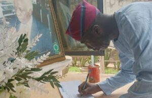 Photos: Muyiwa Ige Pays Symbolic Condolence Visit To Omololu Olunloyo’s Home Sir (Arc) Muyiwa Ige...signing the condolence register at the home of Dr Omololu Olunloyo on Sunday...
