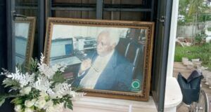 Dr Victor Omololu Olunloyo: Uncommon Brilliance By Dr Kolade Mosuro ...condolence register with the Late Dr Omololu Olunloyo's picture...at the deceased's Molete, Ibadan home...
