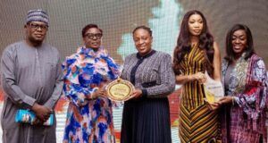 SNEPCo Named Major Oil Company Of The Year, As Former MD Elohor Aiboni Is Amazon Of Nigeria’s Oil Sector L-R: Chairman, Energy Times Board, Yakubu Lawal; Chief Executive Officer, Eko Electricity Distribution Company (EKEDC) Rekhiat Momoh; SNEPCo’s Senior Operations Manager, Bolanle Odunayo-Ojo; SNEPCo’s Policy & Advocacy Senior Advisor, Elohor Abu and SNEPCo’s Bonga Main Life Extension Venture Lead, Asamu Wali, during the award ceremony at Oriental hotel in Lagos…