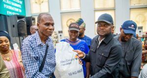 Dangote National Food Palliative Gesture Hailed By Edo Gov …the Edo State Deputy Governor, Hon. Dennis Idahosa (Second right) presenting a bag of Aliko Dangote Foundation rice a visually impaired beneficiary in Benin, Edo State capital…