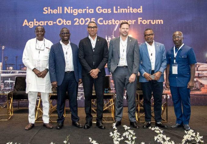 Deepening Of Gas Distribution: Shell Nigeria Gas Engages Stakeholders L-R: Manager, Strategy and Sustainability, NNPC Gas Marketing Limited (NGML) Daniel Aso; Team Lead on Gas, Office of The Special Adviser to The President on Energy, Lateef Biobaku; Managing Director, Shell Nigeria Exploration and Production Company Limited (SNEPCo); Ronald Adams; General Manager, Shell Energy Nigeria (SEN), Markus Hector ; Managing Director, Shell Nigeria Gas (SNG) Ralph Gbobo and Joseph Musa, Director Gas at The Nigerian Midstream and Downstream Petroleum Regulatory Authority (NMDPRA) at Shell Nigeria Gas customers Forum that held in Lagos…