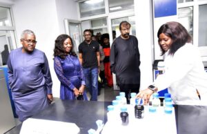 Dangote Refinery Hailed For Leading Industrial Revolution, Liberation Of Nigeria President/CE, Dangote Industries Ltd (DIL), Aliko Dangote, left, Coordinator, Technical Committee of the One-Stop Shop (OSS) for Sale of Crude and Refined Products in Naira Initiative, Maureen Ogbonna, Vice President, Oil and Gas, DIL, Devakumar Edwin, look on as Assistant Quality Assurance Officer, Dangote Petroleum Refinery Laboratory, Nwankwor Favour Alex, shows samples of products from the refinery during the visit of the Technical Committee to Dangote Petroleum Refinery and Fertiliser Plant, Lekki, on Tuesday 17 June 2025…