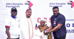 Ogun Communities Again Benefit From Aliko Dangote Foundation’s Free Rice L-R: Head Social Performance, Dangote Cement Plc, Ibese Plant Ademola Ojolowo; HIs Royal Majesty Oba Rotimi Oluseyi Mulero, Aboro of Ibaseland; Banis Bankole, One of the Beneficiaries and representative of Aliko Dangote Foundation, Edero Victor Ejiro; during the distribution of 10KG Bags Of Rice in Ibese…