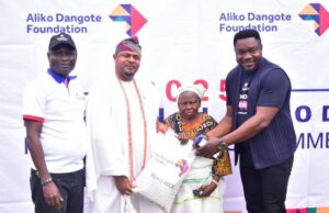 Ogun Communities Again Benefit From Aliko Dangote Foundation’s Free Rice L-R: Head Social Performance, Dangote Cement Plc, Ibese Plant Ademola Ojolowo; HIs Royal Majesty Oba Rotimi Oluseyi Mulero, Aboro of Ibaseland; Banis Bankole, One of the Beneficiaries and representative of Aliko Dangote Foundation, Edero Victor Ejiro; during the distribution of 10KG Bags Of Rice in Ibese…
