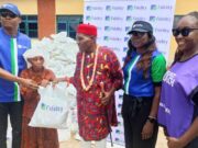 L-R: The Branch Leader, Trans-Amadi 1 Port Harcourt, Bob Anyanwu Representing the Regional Bank Head Rivers and Bayelsa 1 & South Commercial, Ibisiki Eretoru; one of the beneficiaries of the Food Bank Donation, Ogechi Friday; The Clan Head, Ozuzu Etche, HRH Eze Josiah Nwagwu; the Team Lead, CSR, Fidelity Bank Plc, Victoria Abuka; and the CEO, Reach Nigeria Foundation, Benedicta Ebi; during the Fidelity Food Bank Distribution in Ihie Community, Etche Local Government Area of Rivers State recently…