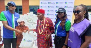 Rivers State Community Benefits From Fidelity’s Food Bank Initiative L-R: The Branch Leader, Trans-Amadi 1 Port Harcourt, Bob Anyanwu Representing the Regional Bank Head Rivers and Bayelsa 1 & South Commercial, Ibisiki Eretoru; one of the beneficiaries of the Food Bank Donation, Ogechi Friday; The Clan Head, Ozuzu Etche, HRH Eze Josiah Nwagwu; the Team Lead, CSR, Fidelity Bank Plc, Victoria Abuka; and the CEO, Reach Nigeria Foundation, Benedicta Ebi; during the Fidelity Food Bank Distribution in Ihie Community, Etche Local Government Area of Rivers State recently…