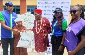 Rivers State Community Benefits From Fidelity’s Food Bank Initiative L-R: The Branch Leader, Trans-Amadi 1 Port Harcourt, Bob Anyanwu Representing the Regional Bank Head Rivers and Bayelsa 1 & South Commercial, Ibisiki Eretoru; one of the beneficiaries of the Food Bank Donation, Ogechi Friday; The Clan Head, Ozuzu Etche, HRH Eze Josiah Nwagwu; the Team Lead, CSR, Fidelity Bank Plc, Victoria Abuka; and the CEO, Reach Nigeria Foundation, Benedicta Ebi; during the Fidelity Food Bank Distribution in Ihie Community, Etche Local Government Area of Rivers State recently…