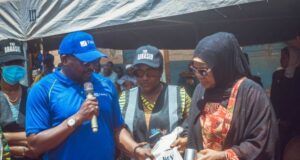 Mokwa Flood: Over 1,500 Residents Receive Food Packs From Fidelity Bank L-R: Branch Leader, Minna, Fidelity Bank Plc, Mustapha Abubakar; Her Excellency, First Lady of Niger State, Hajiya Fatima Umaru Bago; and the CEO, ABBASID (a Fidelity Food Bank partner), Hajiya Hauwa Abbas; at the Fidelity Food Bank Distribution in Mokwa, Niger State recently...