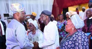 Oyo Govt Holds Executive Session In Honour Of Late Omololu Olunloyo From left, Oyo State Governor, Seyi Makinde; son of the late former Governor of Oyo State, Dr Omololu Olunloyo, Gbenga (Kapoor) and Olunloyo's widow, Mrs Ronke Olunloyo, during the Lying-in-State and Executive Session for the former governor, held at the House of Chiefs, Secretariat, Ibadan…