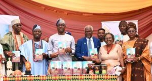 Makinde Hails As Dotun Oyelade Presents New Book On Oyo State From left, Soun of Ogbomoso, Oba Gandi Olaoye; Alaafin of Oyo, Oba Abimbola Owoade; Oyo State Governor, Seyi Makinde; the Author, Prince Dotun Oyelade; his wife, Mrs Oyelade and wife of a former Governor of Oyo State, Chief (Mrs) Mutiat Ladoja, during the launching and presentation of the book ''KNOW OYO STATE," held at the Emeritus Professor Theophilus Ogunlesi Hall, UCH, Ibadan...