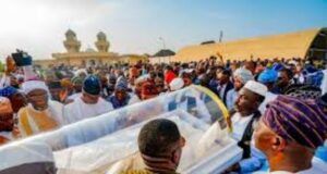 Traditionalists Barred By Soldiers From Awujale’s Muslim Funeral ...faces at the burial of Oba Sikiru Adetona...