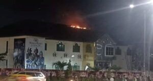 Yinka Ayefele’s Music House On Fire, Oyo Fire Officers Arrive Scene Yinka Ayefele's Music House on Friday evening...