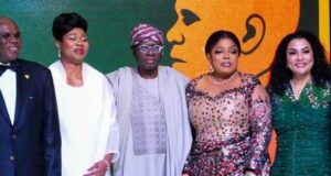 When Fidelity Bank Hosted Black-Tie Gala Honouring Afreximbank President L -R: Minister of Industry, Trade and Investment, Dr. Jumoke Oduwole; the outgoing President and Chairman of the African Export-Import Bank (Afreximbank), Professor Benedict Okechukwu Oramah; his wife, Mrs. Chinelo Oramah; Lagos State Governor, Mr. Babajide Sanwo-Olu; Managing Director and Chief Executive Officer, Fidelity Bank Plc, Dr. Nneka Onyeali-Ikpe; Minister of State for Finance, Dr. Doris Nkiruka Uzoka-Anite; and Minister of Art, Culture, Tourism and Creative Economy, Ms. Hannatu Musawa; at a black-tie dinner hosted by Fidelity Bank to celebrate the retirement of Prof. Oramah in Lagos recently…