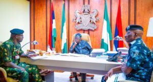 Tinubu Meets Service Chiefs Again, Orders Withdrawal Of Police Officers Guarding VIPs President Bola Tinubu and service chiefs during their meeting on Sunday...