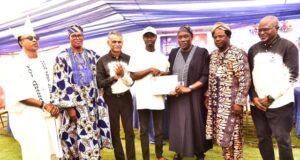 Dangote Cement Again Empowers Ibese Community, Distributes Laptops, Grinding Machines L-R, Member of Ogun State House of Assembly, Hon. Adeyanju Adegoke Awoso; HRH, Oba Lukumon Kuoye, Olu of Imasayi ; Dangote Cement Plc, Chief General Manager (Maintenance) Ibese Plant, Hemant Dave, Represent the Plant Director presenting plaptop toa benefiaciary of the Youth Empowerment Badmus Adekunle Rasaq; ; Hon Oludaisi Olusegun Elemide, Speaker Ogun state House of Assembly; Chairman of Yewa North Local Government (Ogun State) Dr. Olusola Samuel Akinbode and Group Head, Social Performance, Dangote Cement Plc, Mr. Wakeel Olayiwola at the Dangote Cement Plc, Ibese Plant, 2025 Edition of Community Day, Ibese Ogun State…
