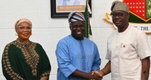Gov Makinde Appointed New SSG To Drive Fresh Initiatives – Oyelade, Oyo Information Commissioner Oyo State Governor, Seyi Makinde (right); newly appointed Secretary to the State Government, Prof Musibau Babatunde (middle) and his wife, Muibat, during the swearing-in of Prof Babatunde as SSG, held at Executive Chamber, Governor's Office, Ibadan. PHOTO: Dare Alesinloye