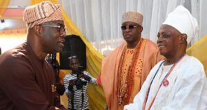 Makinde Breaks 15-Year-Old Jinx, Inaugurates Oyo’s Council Of Obas L-R: Oyo State Governor, Seyi Makinde; Soun of Ogbomoso, Oba Ghandi Olaoye and Chairman, Oyo State Council of Obas and Olubadan of Ibadanland, Oba Rashidi Ladoja, during the Inauguration of the Council by Governor Makinde, held at House of Chiefs, Secretariat, Ibadan…PIC: Dare Alesinloye