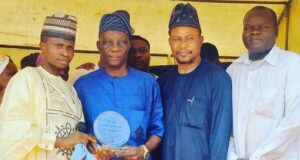 Oyo Vendors’ Boss, Amb. Babatunde Abimbola Bags Award From EOB Live Radio Amb. Babatunde Abimbola (second left) being presented with award by Esinniobiwa Soliu Olalekan (left) of EOB live Radio