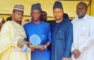 Oyo Vendors’ Boss, Amb. Babatunde Abimbola Bags Award From EOB Live Radio Amb. Babatunde Abimbola (second left) being presented with award by Esinniobiwa Soliu Olalekan (left) of EOB live Radio