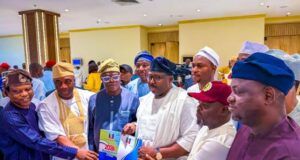 Oyo 2027: Sharafadeen Alli, NASS Aspirants Obtain APC Nomination Forms L-R: Oyo South Senatorial district aspirant, Honourable Remi Oseni; Oyo Central Senator, Yunus Akintunde; National Secretary of the All Progressives Congress (APC), Senator Bashir Ajibola; governorship aspirant, Senator Sharafadeen Alli; Honourable Adesoji Adedeji; and Honourable Akeem Adeyemi, when Alli and others picked their expression of interest and nomination forms in Abuja, on Wednesday…