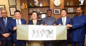 Dangote Refinery Hailed For Showcasing Power Of Domestic Value Addition L-R: GMD/CEO, Dangote Cement Plc, Arvind Pathak; Chairman, Sinoma International Engineering Co. Ltd., Yin Zhisong; Consulate General of the People’s Republica of China, Yan Yaqing; President/CE, Dangote Industries Limited, Aliko Dangote; Chairman of the Board, Sinoma International Engineering Co. Ltd., Lin Zhisong and Vice President Oil & Gas, Dangote Industries Limited, Devakumar Edwin, during the Sinoma International visit to Dangote Head Office in Lagos…