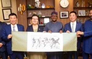 Dangote Refinery Hailed For Showcasing Power Of Domestic Value Addition L-R: GMD/CEO, Dangote Cement Plc, Arvind Pathak; Chairman, Sinoma International Engineering Co. Ltd., Yin Zhisong; Consulate General of the People’s Republica of China, Yan Yaqing; President/CE, Dangote Industries Limited, Aliko Dangote; Chairman of the Board, Sinoma International Engineering Co. Ltd., Lin Zhisong and Vice President Oil & Gas, Dangote Industries Limited, Devakumar Edwin, during the Sinoma International visit to Dangote Head Office in Lagos…