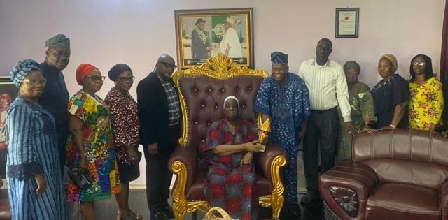 Oba Akande with entorage of Comm of Culture