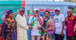 Mpumalanga APC Chairman Donates Campaign Vehicle To Oyebanji For Re-Election, Urges Support for Tinubu Six people stand in a row in front of a blue campaign van with a 'Re-Elect' banner, posing for a group photo at a political event.