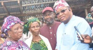 Sharafadeen Alli Redeems ₦25m Pledge To Bode Market Traders Senator Sharafadeen Alli's representative, Hon Shina Alabi...giving out the check to leaders of Bode Market...