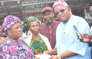 Sharafadeen Alli Redeems ₦25m Pledge To Bode Market Traders Senator Sharafadeen Alli's representative, Hon Shina Alabi...giving out the check to leaders of Bode Market...