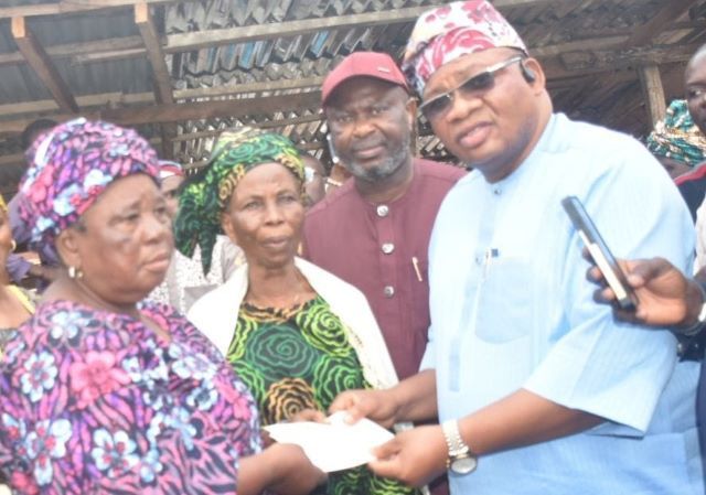 Bode Market cash Senator Sharafadeen Alli's representative, Hon Shina Alabi...giving out the check to leaders of Bode Market...