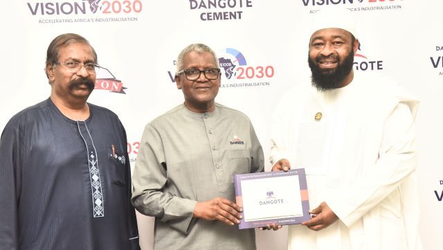 Aliko Dangote and others L-R: Group Vice President, Oil & Gas, Dangote Industries Limited; Devakumar Edwin; President/CE, Dangote Industries Limited, Aliko Dangote; Niger State Governor Mohammed Umar Bago; During the Niger State Governor Visit to Dangote Petroleum Refinery and Petrochemicals, Fertiliser Plant, Lekki Lagos on Wednesday 29th July 2026…
