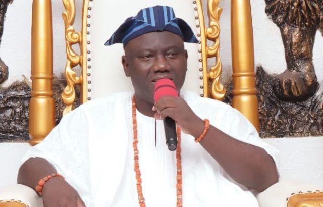 Alaafin of Oyo (2) Oba Akeem Owoade, the Alaafin of Oyo...
