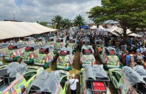Oyo APC Inaugurates PBAT Door-to-Door Movement, Receives 32 Campaign Vehicles ...vehicles donated to Oyo APC Campaign Council...
